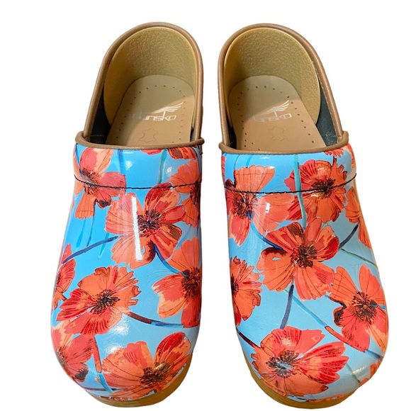 FINAL PRICE-Dansko New Women's Professional Clogs Poppies
Patent Leather - Picture 4 of 12